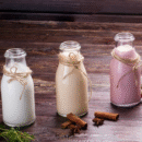 6 Botellas de Cristal de 500 ml con Tapa metálica Blanca de Rosca Hermética + Ebook de 102 Recetas - Botellas para Leche, Zumo, Batidos, Bebidas - Incluye Etiquetas (6)
