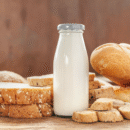 6 Botellas de Cristal de 500 ml con Tapa metálica Blanca de Rosca Hermética + Ebook de 102 Recetas - Botellas para Leche, Zumo, Batidos, Bebidas - Incluye Etiquetas (6)